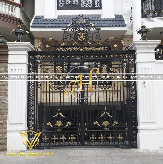 Mẫu cổng sắt mỹ thuật cao cấp dành cho biệt thự Tạo nên sự sang trọng và đẳng cấp cho ngôi nhà của bạn